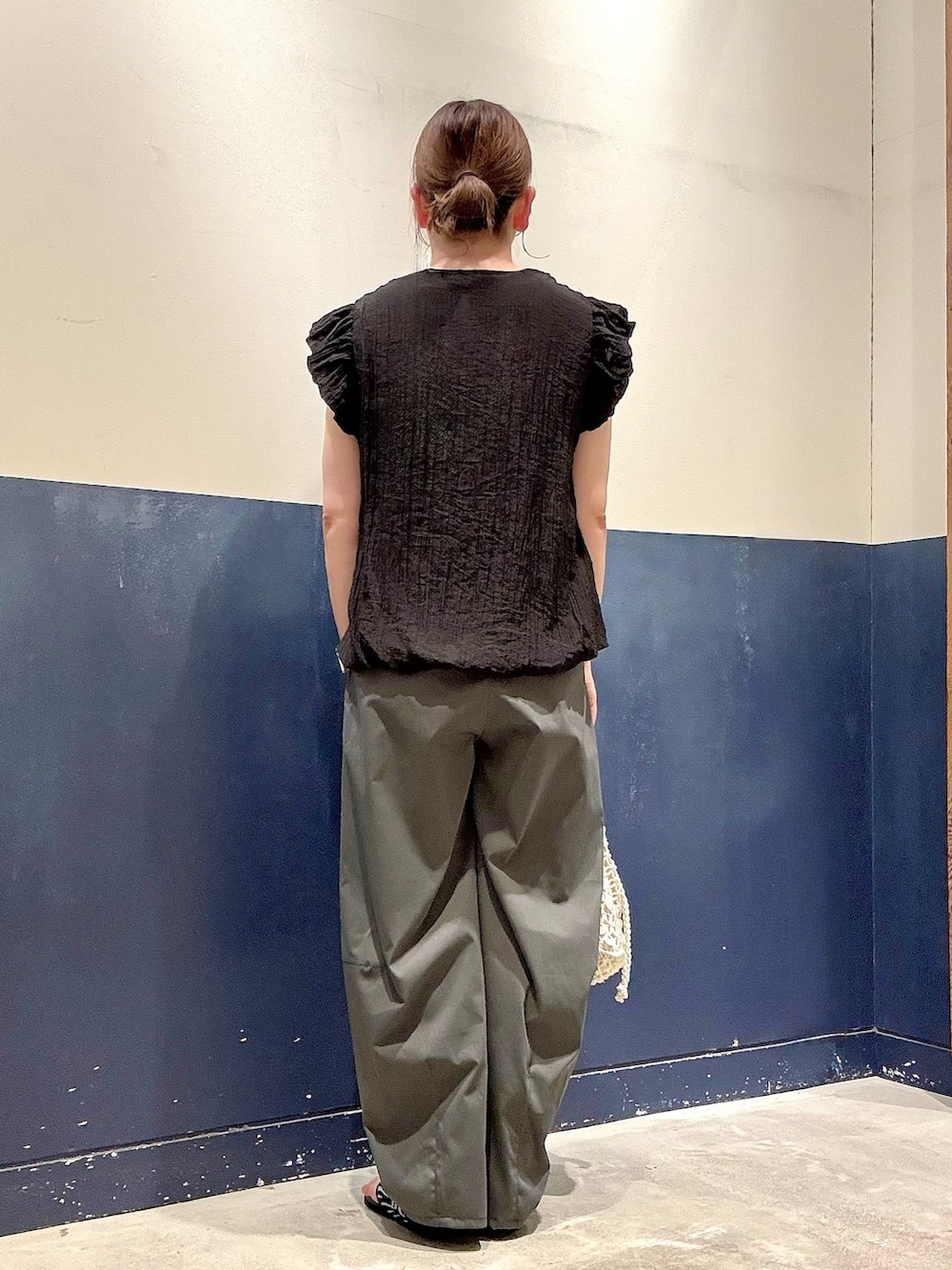 ブラック系のサンダル、ホワイト系のショルダーバッグ、グレー系のその他パンツを着用したレディースの夏コーディネートの3枚目の写真
