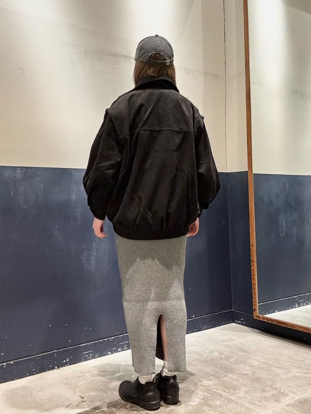 ホワイト系のニット/セーター、グレー系のスウェット、ブラック系のブルゾンを着用したレディースの冬コーディネートの3枚目の写真