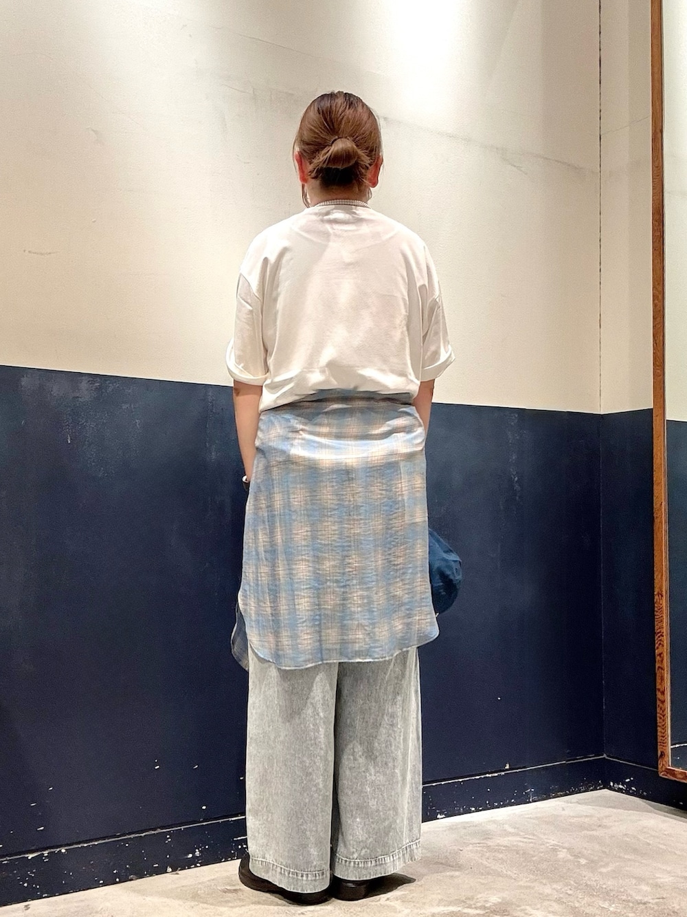 ブルー系のデニムパンツ、ホワイト系のTシャツ/カットソー、ブルー系のシャツ/ブラウスを着用したレディースの夏コーディネートの3枚目の写真