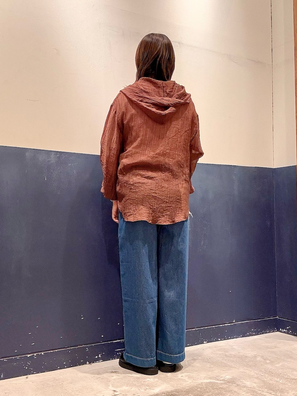 ブラック系のその他シューズ、ブルー系のデニムパンツ、ブラウン系のシャツ/ブラウスを着用したレディースの夏コーディネートの3枚目の写真