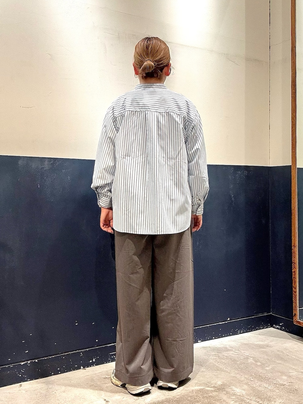 グレー系のデニムパンツ、ホワイト系のTシャツ/カットソー、ブルー系のシャツ/ブラウスを着用したレディースの春コーディネートの3枚目の写真