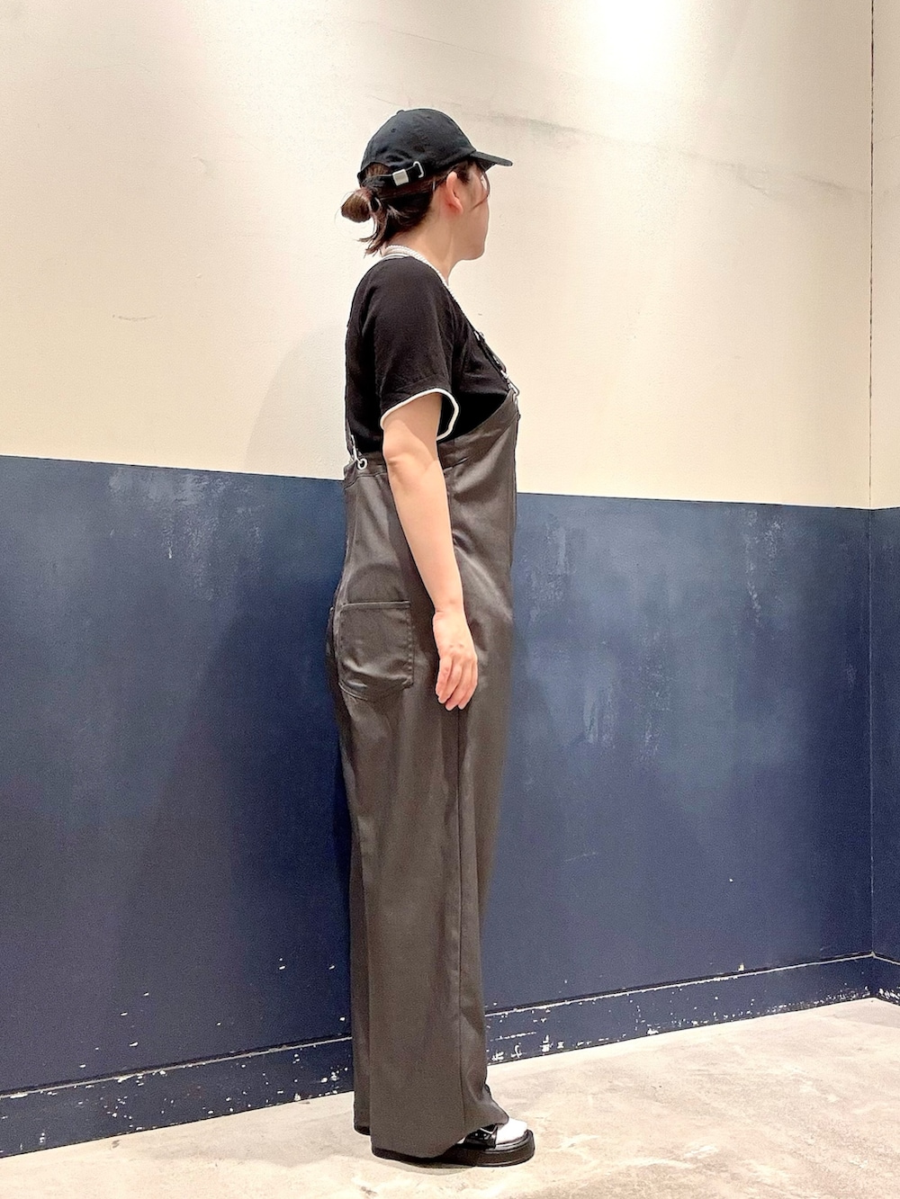 ブラック系のサンダル、グレー系のサロペット/オーバーオール、ブラック系のニット/セーターを着用したレディースの夏コーディネートの2枚目の写真