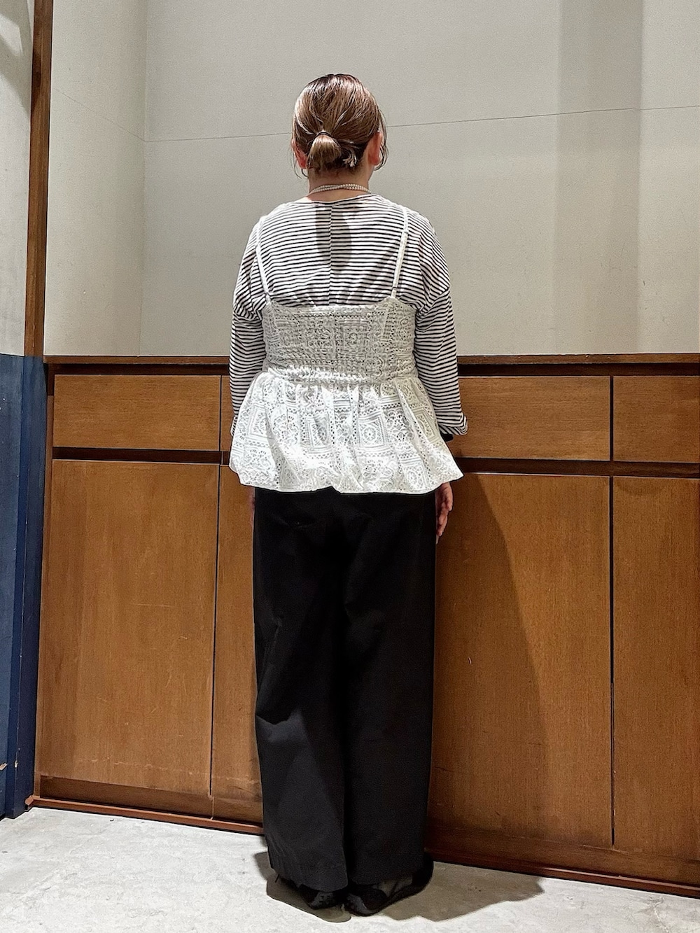 ブラック系のスニーカー、グレー系のTシャツ/カットソー、ブラック系のデニムパンツを着用したレディースの春コーディネートの3枚目の写真