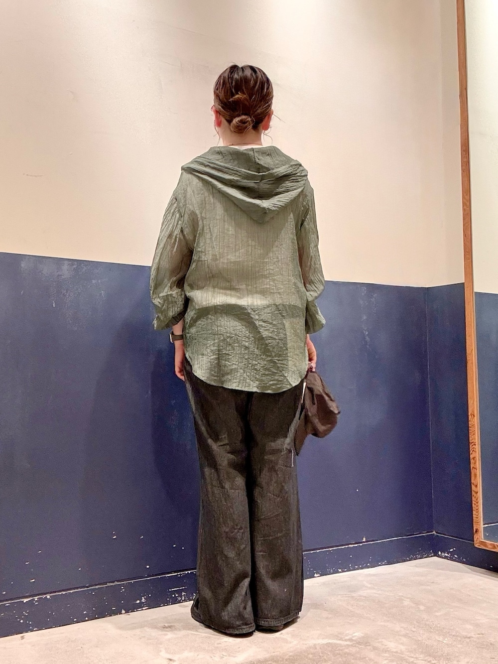 グリーン系のシャツ/ブラウス、ホワイト系のTシャツ/カットソー、ブラック系のデニムパンツを着用したレディースの夏コーディネートの3枚目の写真