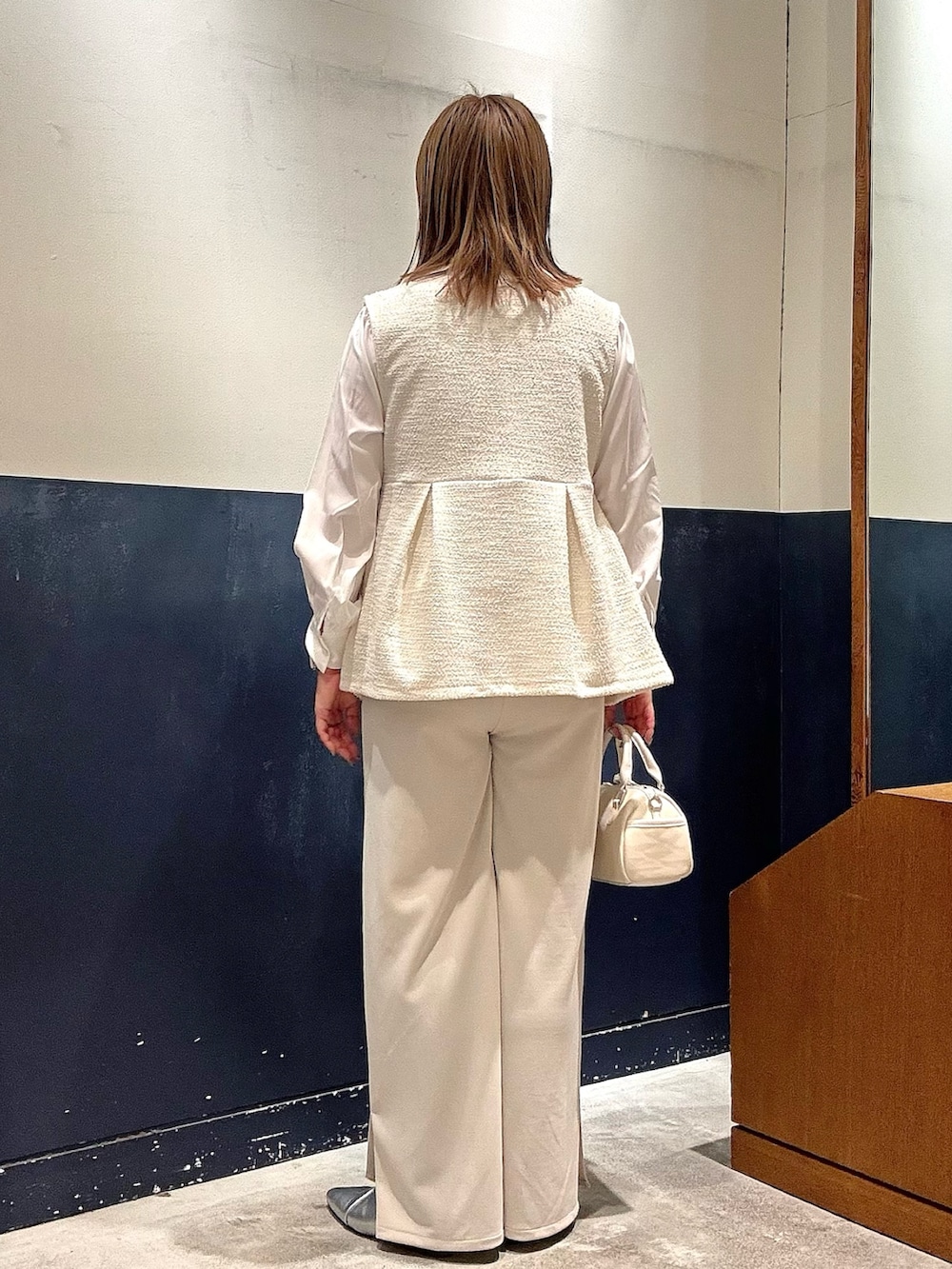 ホワイト系のシャツ/ブラウス、ベージュ系のその他パンツ、シルバー系のパンプスを着用したレディースの冬コーディネートの3枚目の写真