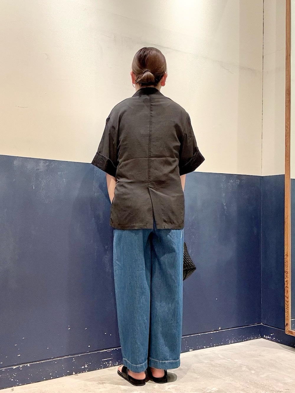 ブラック系のサンダル、ブルー系のデニムパンツ、ホワイト系のTシャツ/カットソーを着用したレディースの夏コーディネートの3枚目の写真