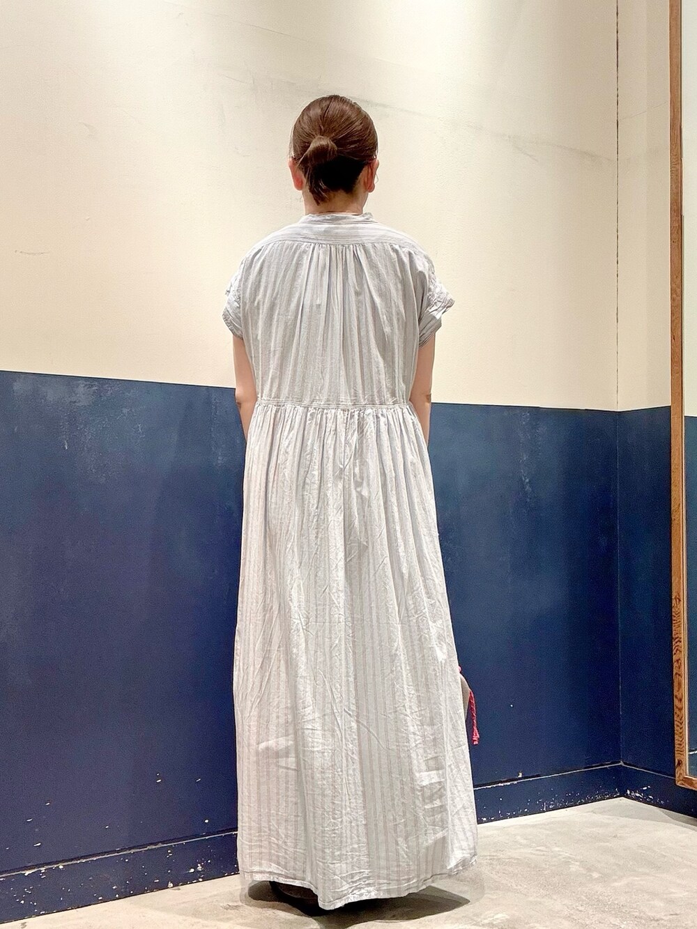 ブラック系のパンプス、グレー系のショルダーバッグ、ブラック系のデニムパンツを着用したレディースの夏コーディネートの3枚目の写真
