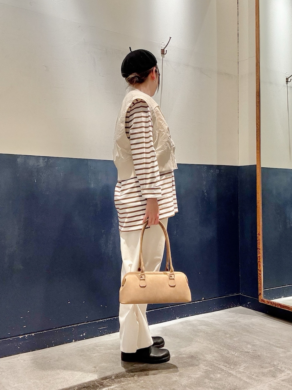 ホワイト系のベスト、ブラウン系のTシャツ/カットソー、ホワイト系のサロペット/オーバーオールを着用したレディースの春コーディネートの2枚目の写真