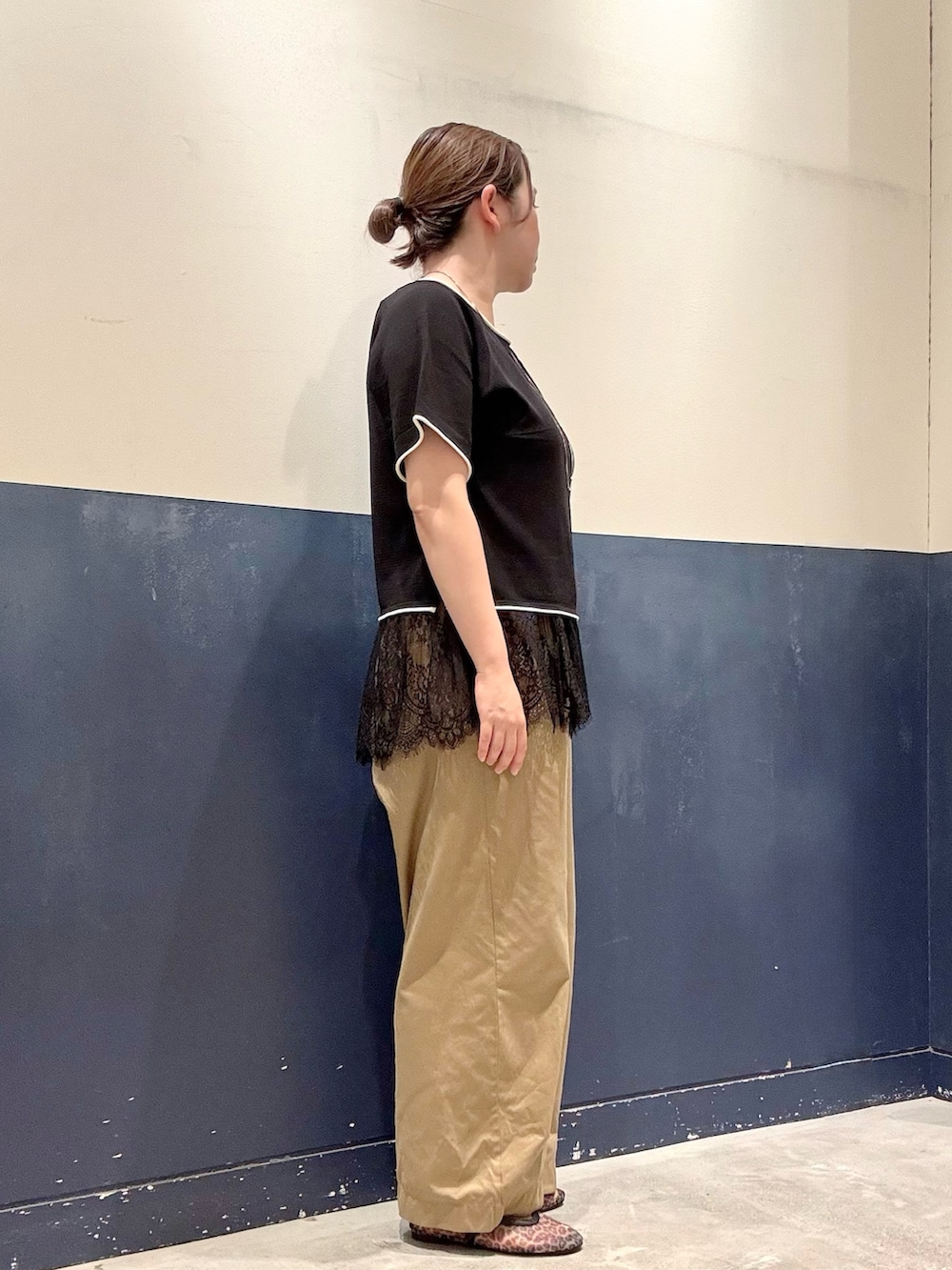ブラウン系のパンプス、ベージュ系のデニムパンツ、ブラック系のニット/セーターを着用したレディースの夏コーディネートの2枚目の写真