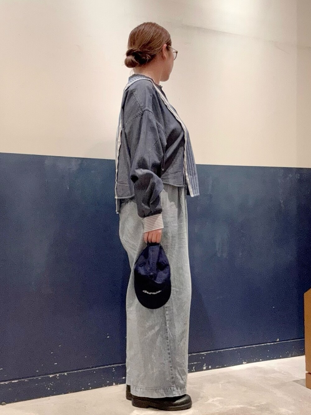 ブルー系のデニムパンツ、ブルー系のシャツ/ブラウス、ブルー系のキャップを着用したレディースの夏コーディネートの2枚目の写真