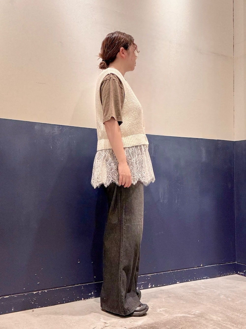 ブラウン系のTシャツ/カットソー、ホワイト系のベスト、ブラック系のデニムパンツを着用したレディースの夏コーディネートの2枚目の写真