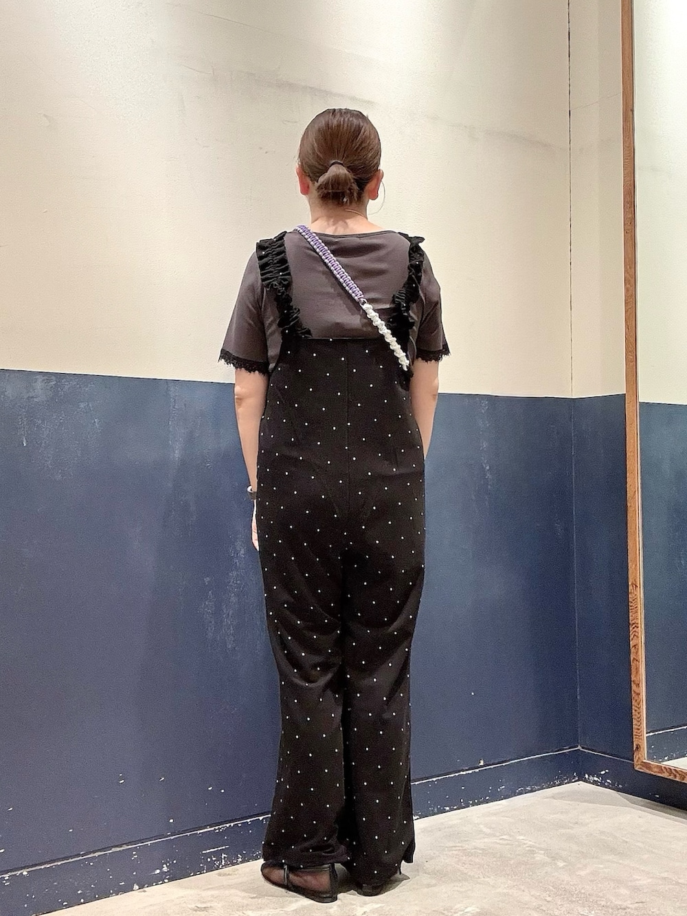ブラック系のパンプス、ブラック系のつなぎ/オールインワン、グレー系のショルダーバッグを着用したレディースの夏コーディネートの3枚目の写真