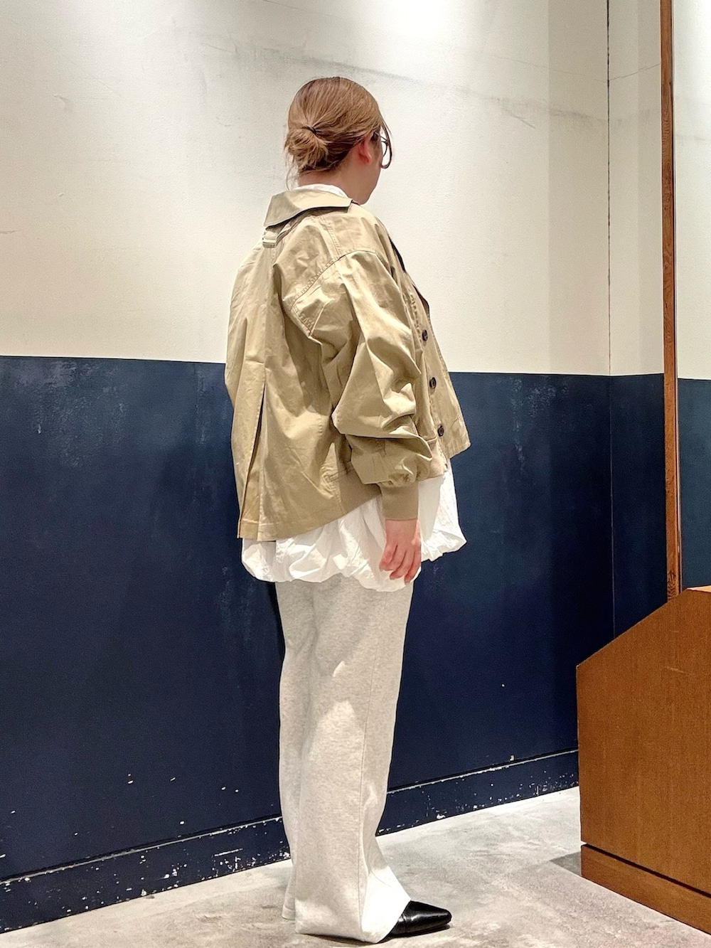 ブラック系のパンプス、ホワイト系のその他パンツ、ホワイト系のシャツ/ブラウスを着用したレディースの春コーディネートの2枚目の写真