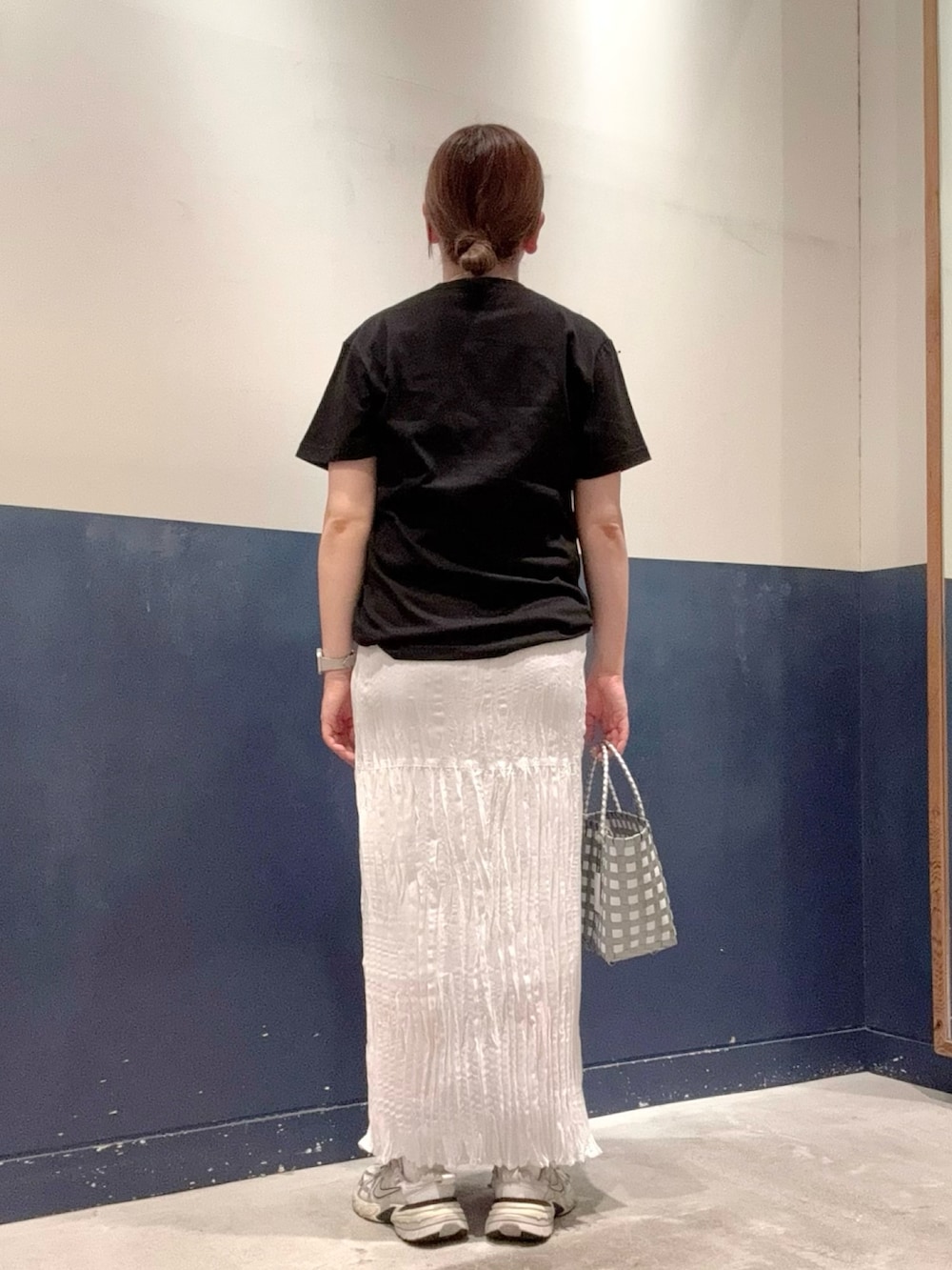 「チャオパニックティピー(CIAOPANIC TYPY)、ママコーデ、30代コーデ、高身長女子、スカート、おしゃれさんと繋がりたい、シンプルコーデ、きれいめカジュアル、SEADAM、ロゴT、Tシャツ、夏ルックで気分アップ、夏コーデ、モノトーン、休日スタイル」｜「SEADAMの【SEADAM】〈UNISEX〉ロゴ半袖TEE（Tシャツ/カットソー、ブラック系）」を使った、ogitypyさん（骨格ストレート・レディース・165cm）の夏コーディネートの3枚目の写真
