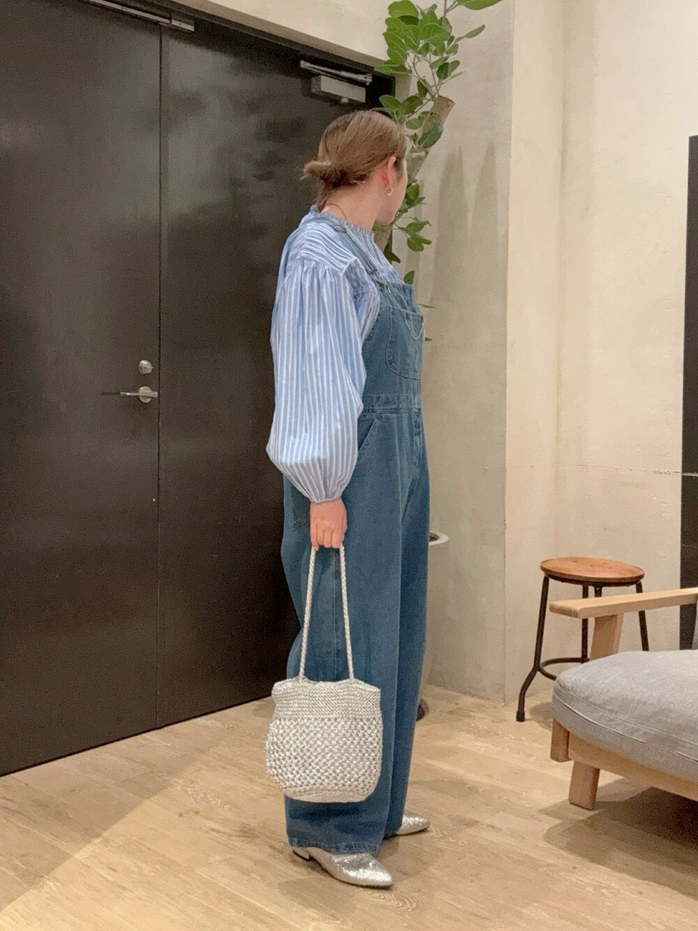 ブルー系のサロペット/オーバーオール、ブルー系のシャツ/ブラウス、グレー系のサンダルを着用したレディースの春コーディネートの2枚目の写真