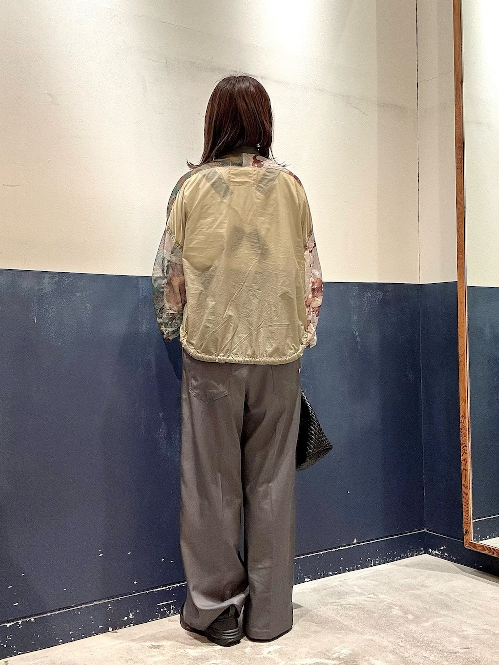 ホワイト系のTシャツ/カットソー、グレー系のサロペット/オーバーオール、グリーン系のシャツ/ブラウスを着用したレディースの夏コーディネートの3枚目の写真