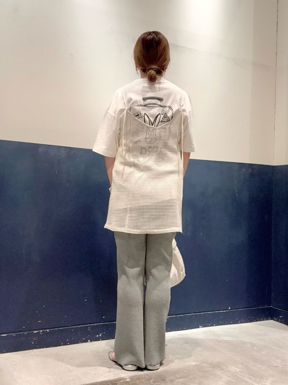 シルバー系のサンダル、グレー系のその他パンツ、ホワイト系のトートバッグを着用したレディースの夏コーディネートの3枚目の写真