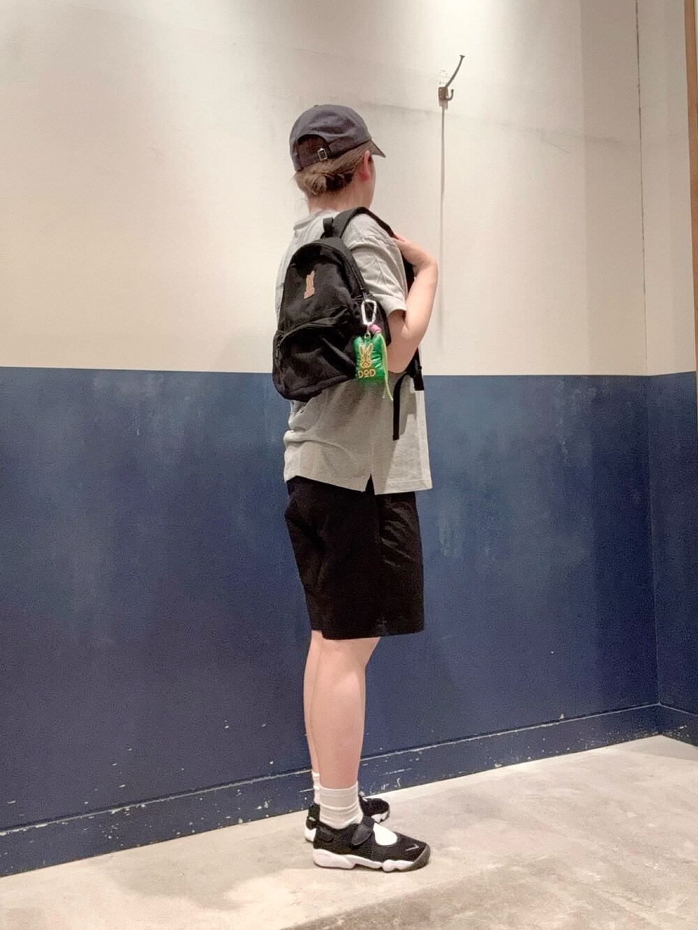 グレー系のTシャツ/カットソー、ブラック系のその他パンツ、ブラック系のバックパック/リュックを着用したレディースの春コーディネートの2枚目の写真