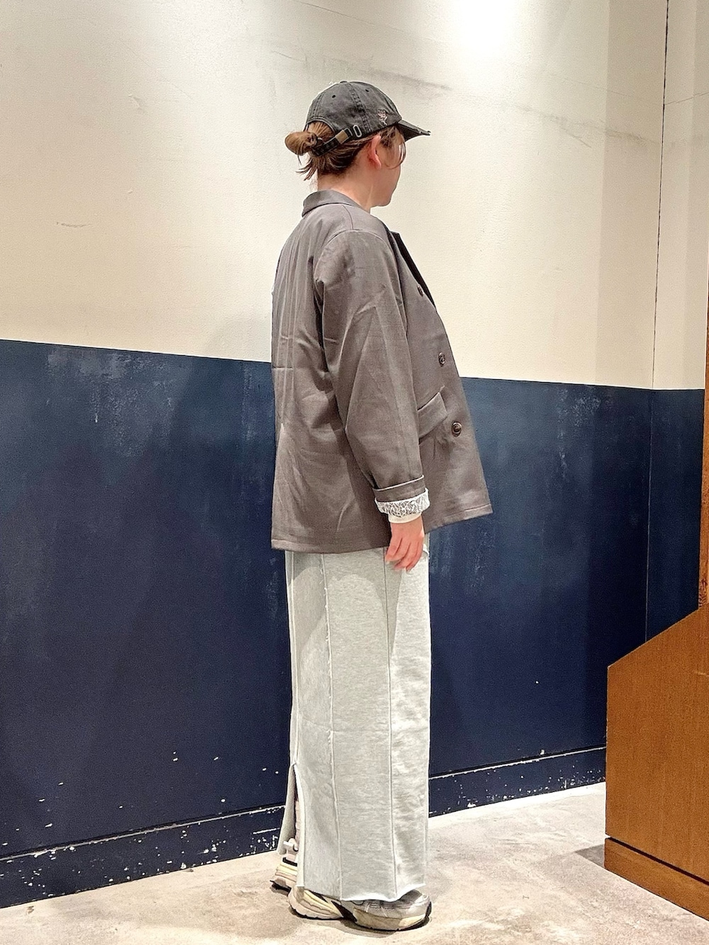 ブルー系のスカート、ホワイト系のTシャツ/カットソー、グレー系のテーラードジャケットを着用したレディースの春コーディネートの2枚目の写真