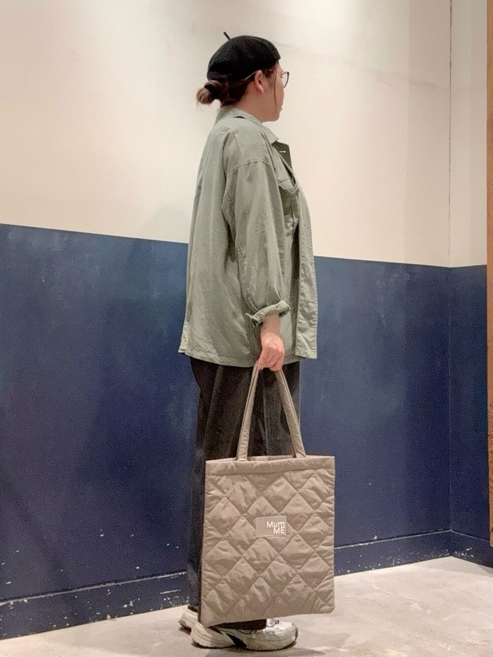 グリーン系のシャツ/ブラウス、ホワイト系のTシャツ/カットソー、ブラック系のデニムパンツを着用したレディースの秋コーディネートの2枚目の写真