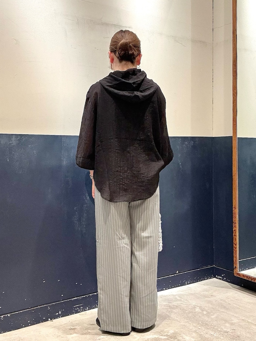 シルバー系のショルダーバッグ、グレー系のその他パンツ、ブラック系のシャツ/ブラウスを着用したレディースの春コーディネートの3枚目の写真