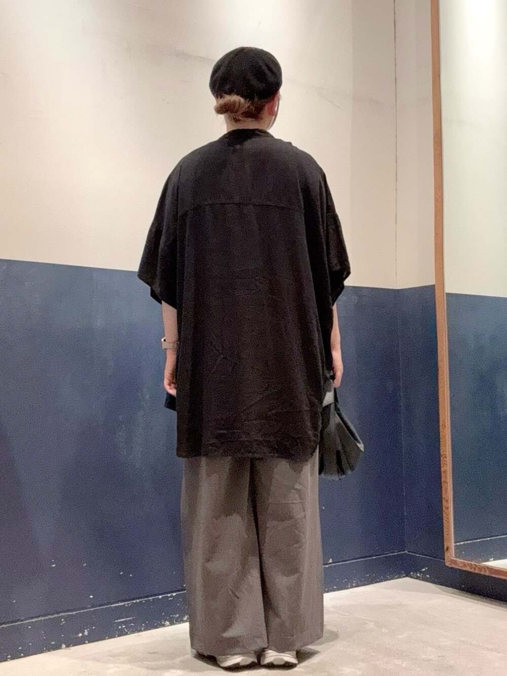 ブラック系のシャツ/ブラウス、グレー系のデニムパンツ、ブラック系のショルダーバッグを着用したレディースの秋コーディネートの3枚目の写真