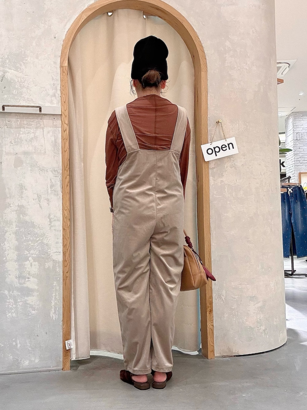ブラウン系のパンプス、イエロー系のショルダーバッグ、ブラウン系のTシャツ/カットソーを着用したレディースの秋コーディネートの3枚目の写真