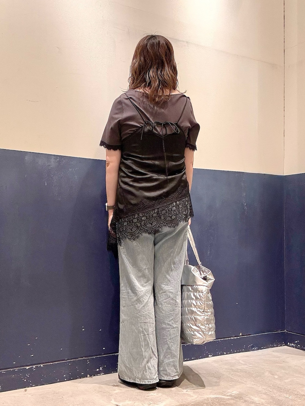 ブルー系のデニムパンツ、ブラック系のチュニック、グレー系のTシャツ/カットソーを着用したレディースの夏コーディネートの3枚目の写真