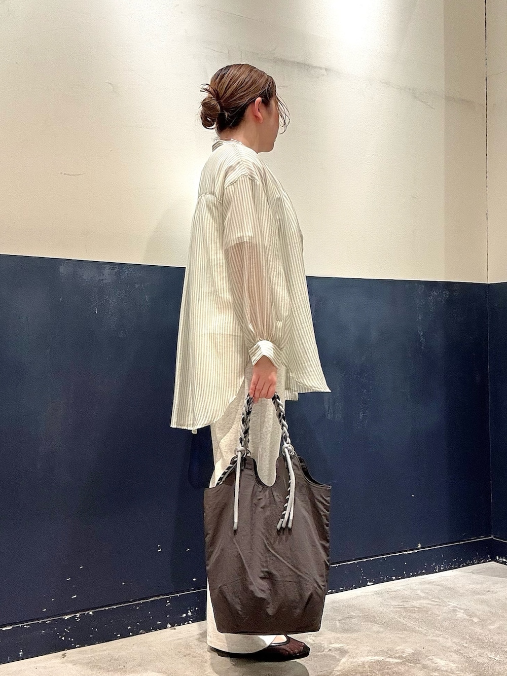 ホワイト系のその他パンツ、ブラック系のパンプス、グレー系のトートバッグを着用したレディースの春コーディネートの2枚目の写真