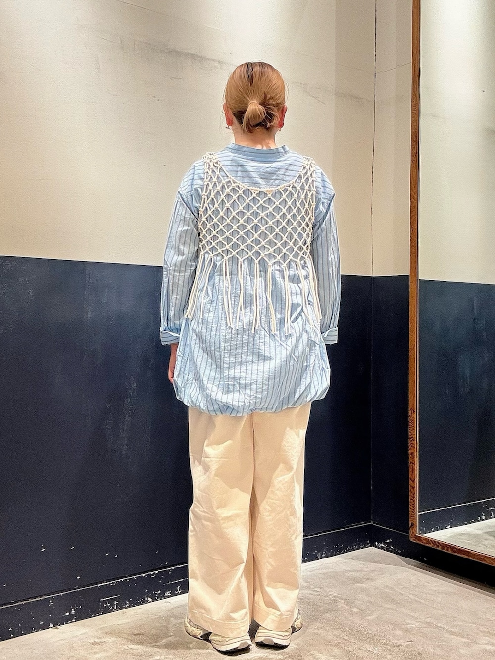 ホワイト系のデニムパンツ、ホワイト系のベスト、ブルー系のシャツ/ブラウスを着用したレディースの春コーディネートの3枚目の写真