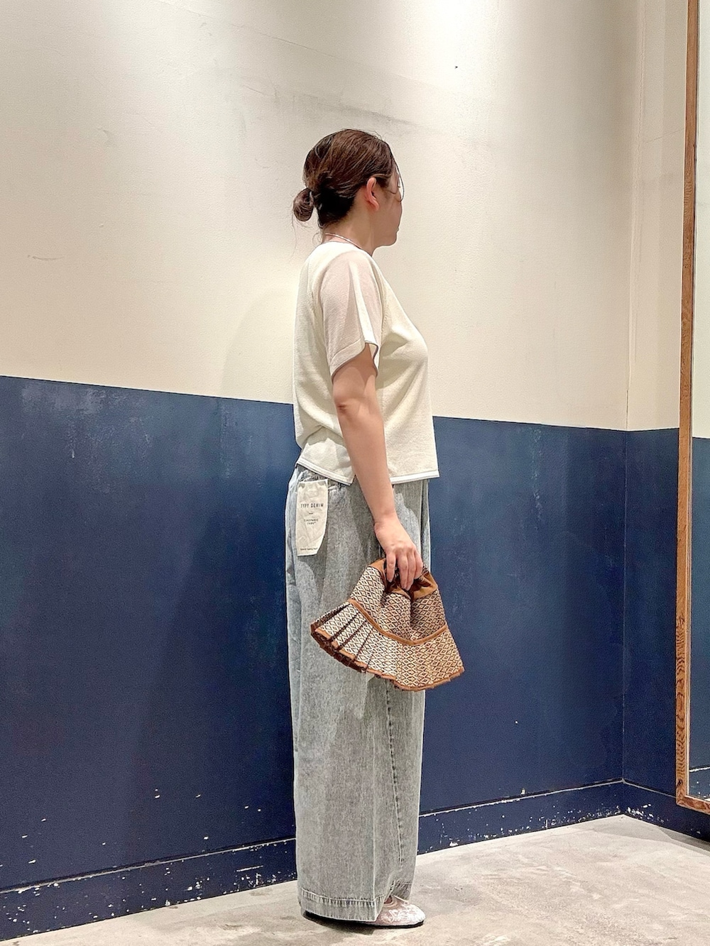 ホワイト系のパンプス、ホワイト系のニット/セーター、イエロー系のタンクトップを着用したレディースの夏コーディネートの2枚目の写真