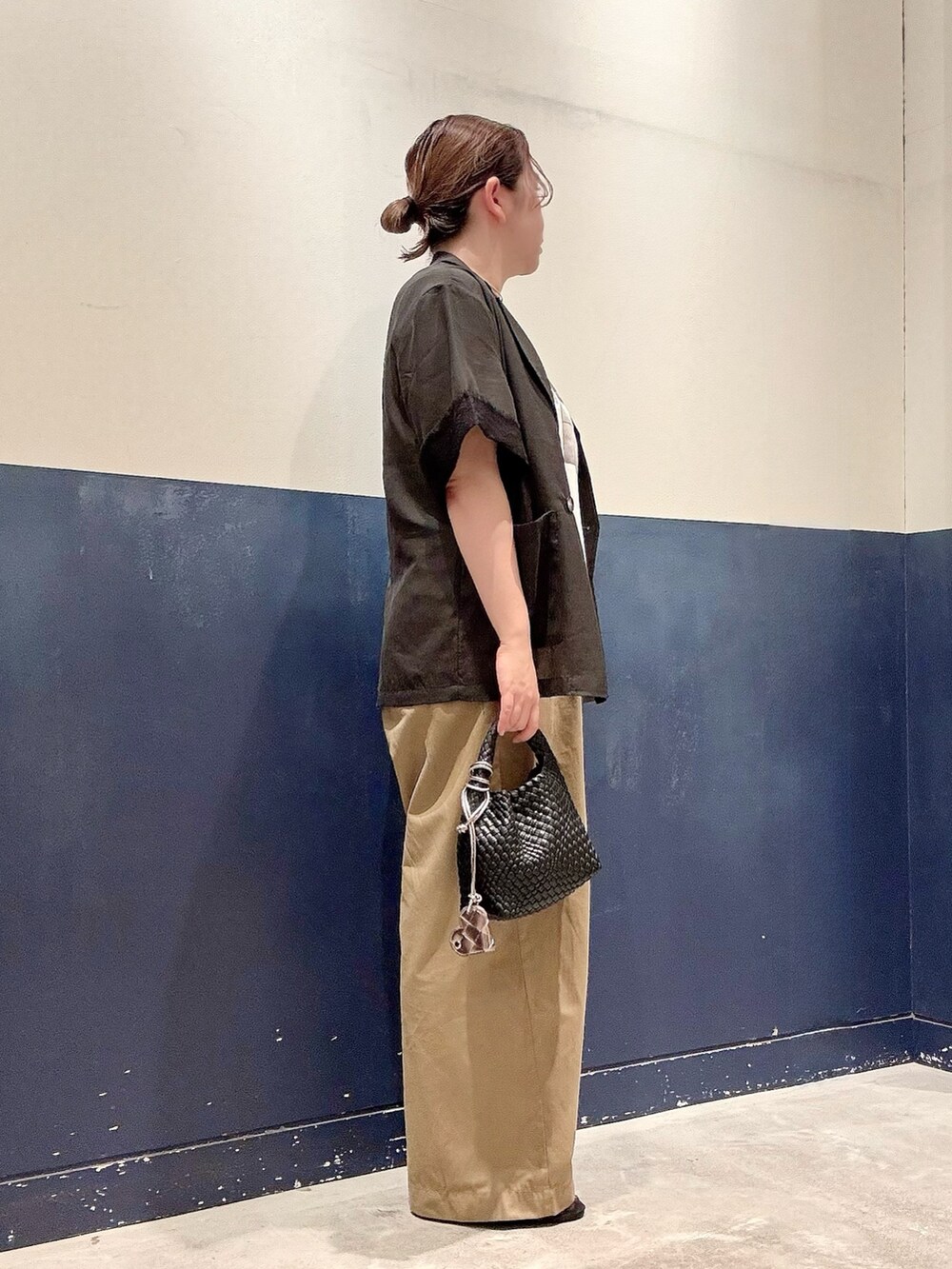 ブラック系のパンプス、ベージュ系のデニムパンツ、ブラック系のテーラードジャケットを着用したレディースの夏コーディネートの2枚目の写真