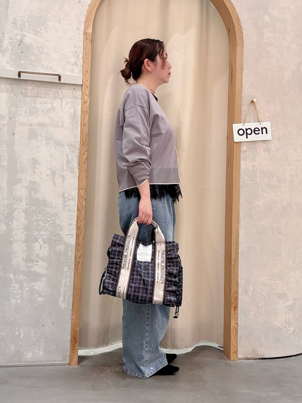 ブルー系のデニムパンツ、ブルー系のショルダーバッグ、ブラック系のパンプスを着用したレディースの秋コーディネートの2枚目の写真