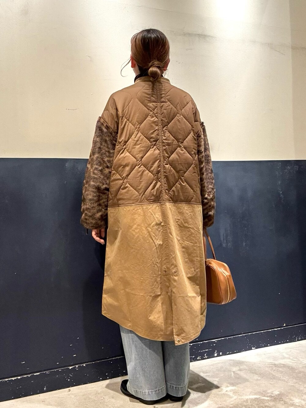 ブラック系のローファー、ブラック系のニット/セーター、ブラウン系のノーカラーコートを着用したレディースの冬コーディネートの3枚目の写真