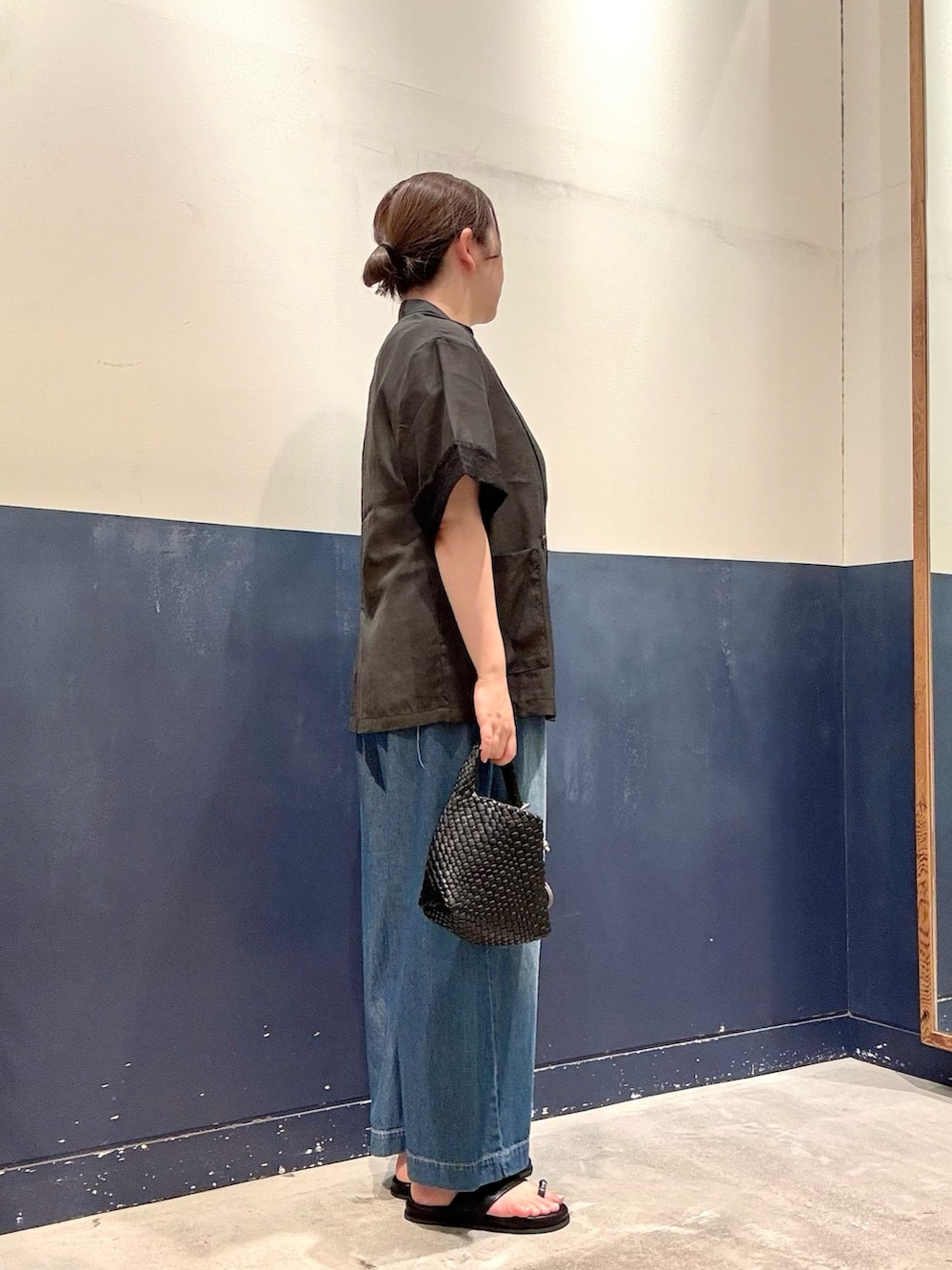 ブラック系のサンダル、ブルー系のデニムパンツ、ホワイト系のTシャツ/カットソーを着用したレディースの夏コーディネートの2枚目の写真