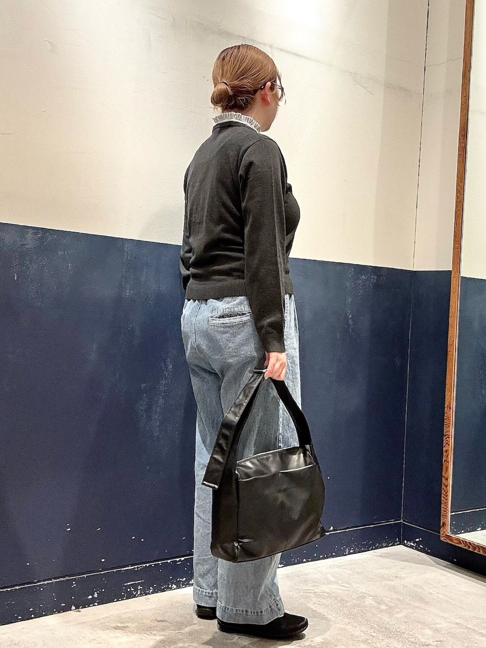 グレー系のカーディガン/ボレロ、ブラック系のパンプス、ブルー系のデニムパンツを着用したレディースの春コーディネートの2枚目の写真