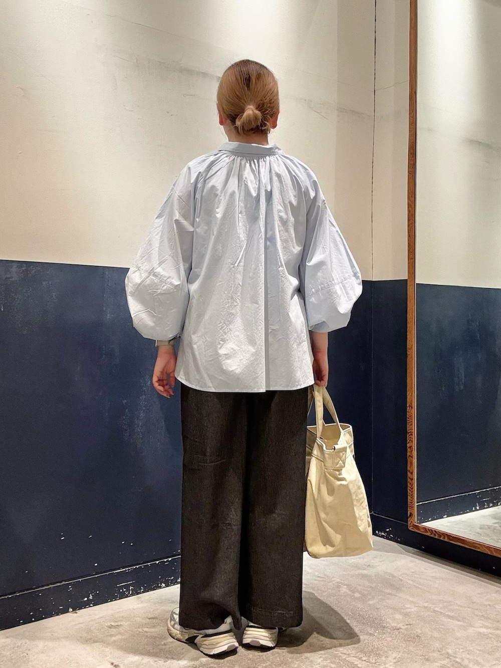 ブラック系のデニムパンツ、ホワイト系のショルダーバッグ、ブルー系のシャツ/ブラウスを着用したレディースの春コーディネートの3枚目の写真