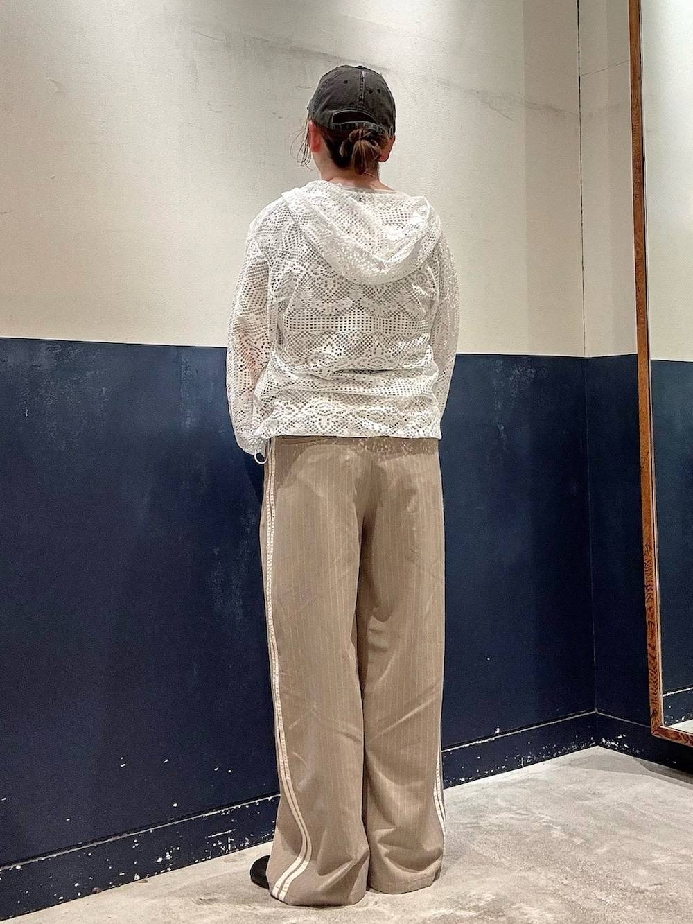 ホワイト系のその他アウター、ベージュ系のスラックス、グレー系のTシャツ/カットソーを着用したレディースの春コーディネートの3枚目の写真