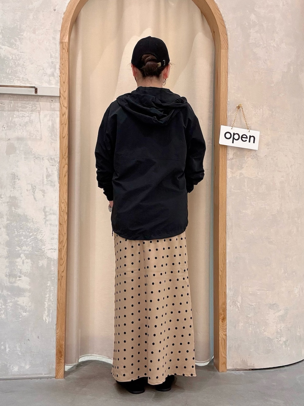ホワイト系のTシャツ/カットソー、ブラック系のマウンテンパーカー、ブラック系のスニーカーを着用したレディースの秋コーディネートの3枚目の写真