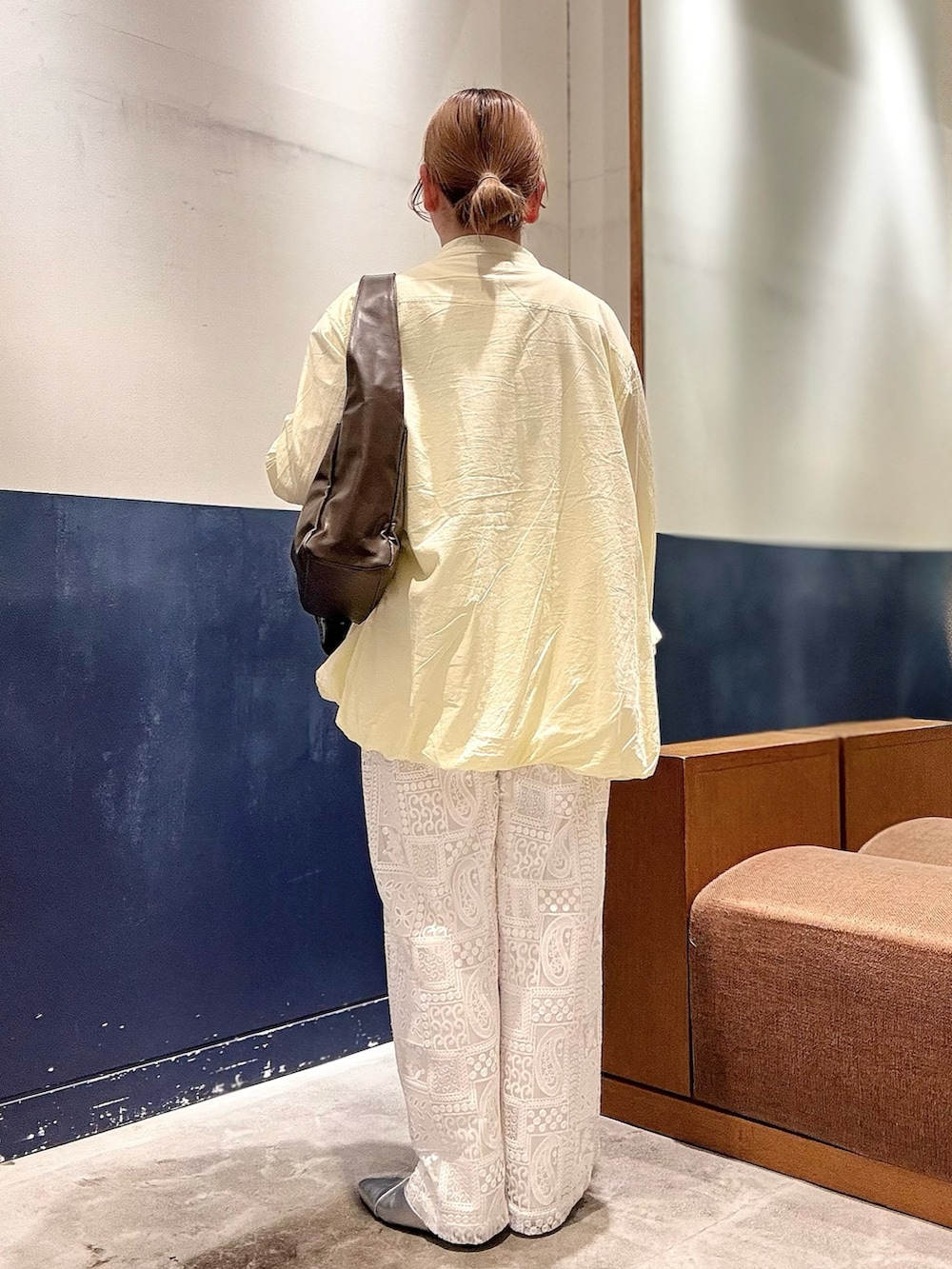 シルバー系のパンプス、ホワイト系のその他パンツ、イエロー系のシャツ/ブラウスを着用したレディースの春コーディネートの3枚目の写真