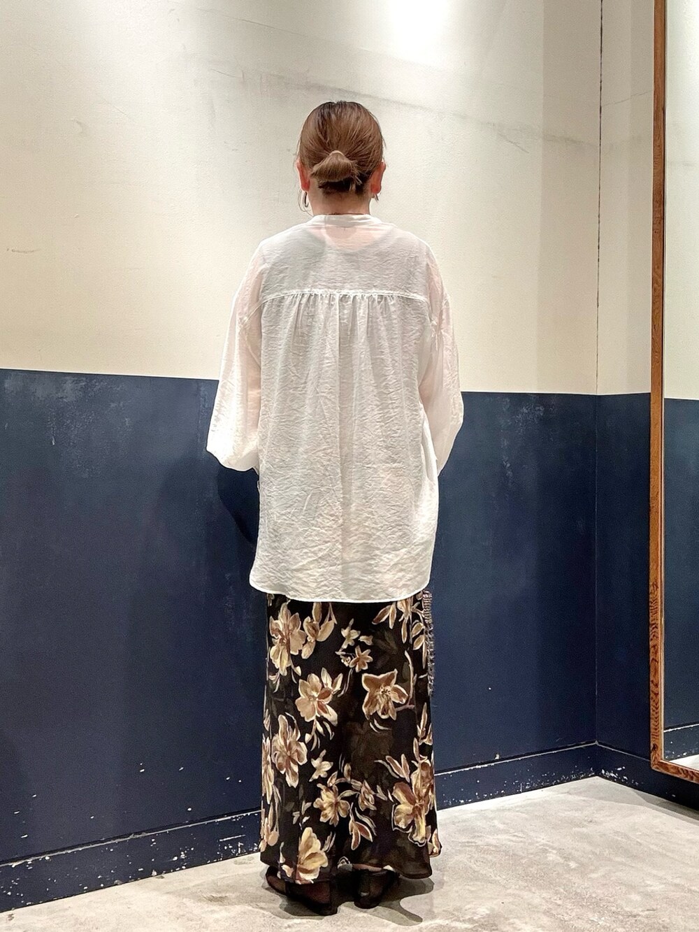ホワイト系のシャツ/ブラウス、ベージュ系のタンクトップ、ブラック系のパンプスを着用したレディースの春コーディネートの3枚目の写真