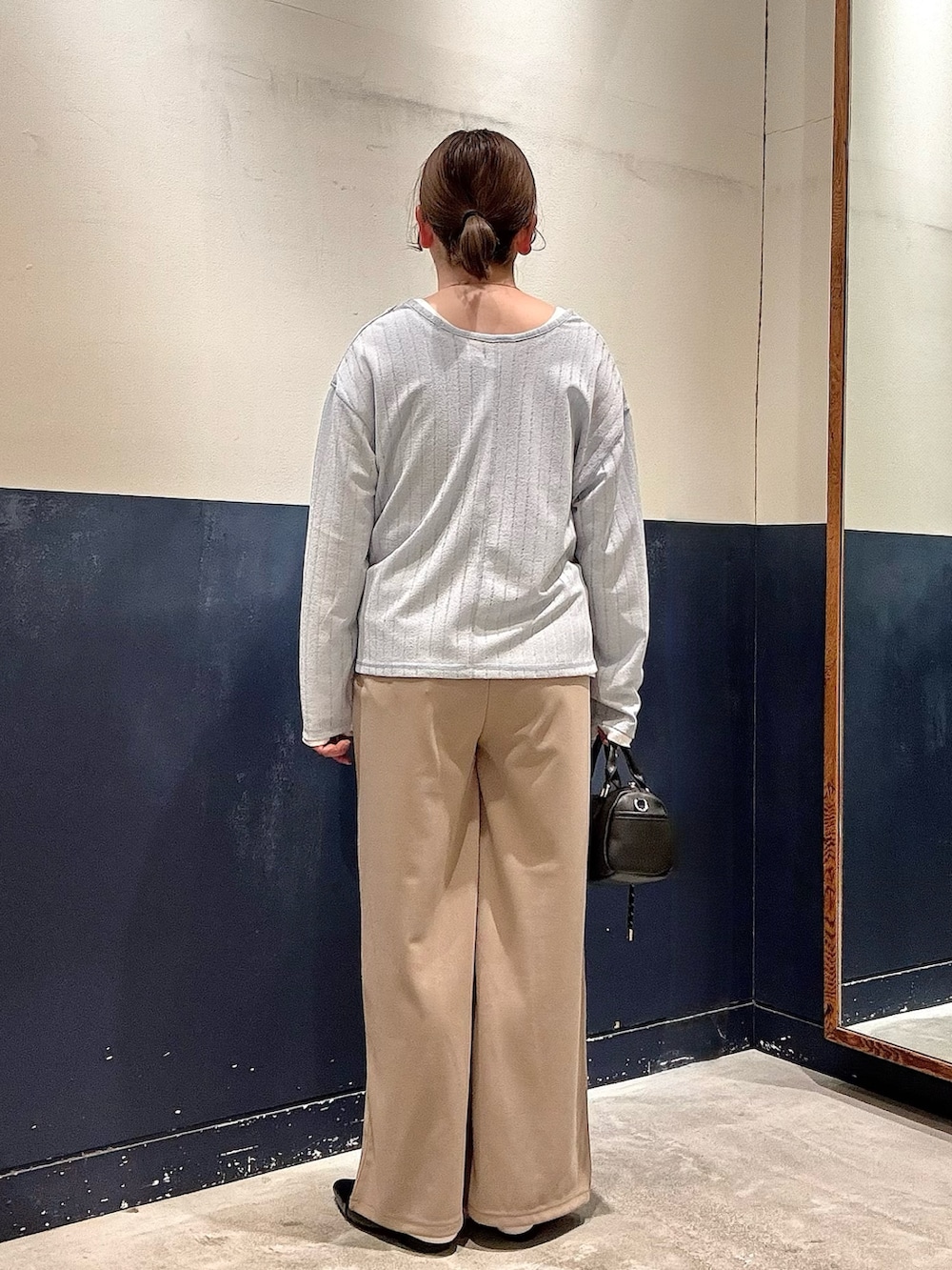 ブルー系のTシャツ/カットソー、ホワイト系のTシャツ/カットソー、ブラック系のパンプスを着用したレディースの春コーディネートの3枚目の写真