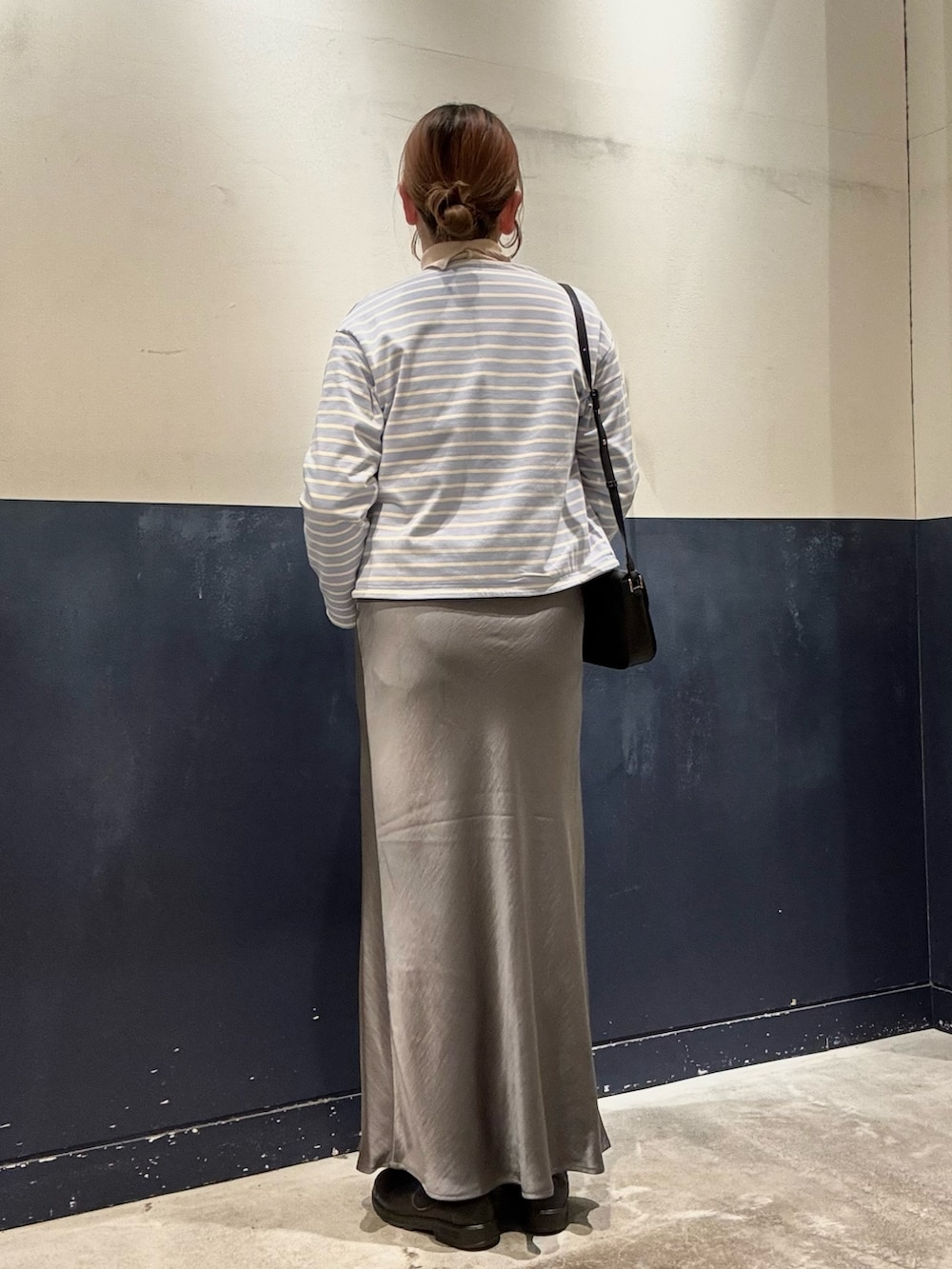 ブラック系のショルダーバッグ、ブルー系のカーディガン/ボレロ、ホワイト系のニット/セーターを着用したレディースの冬コーディネートの3枚目の写真