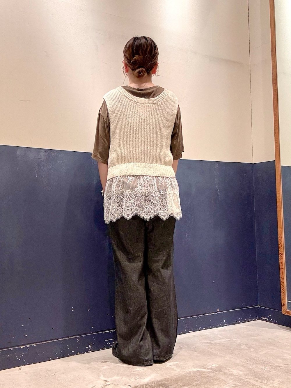 ブラウン系のTシャツ/カットソー、ホワイト系のベスト、ブラック系のデニムパンツを着用したレディースの夏コーディネートの3枚目の写真