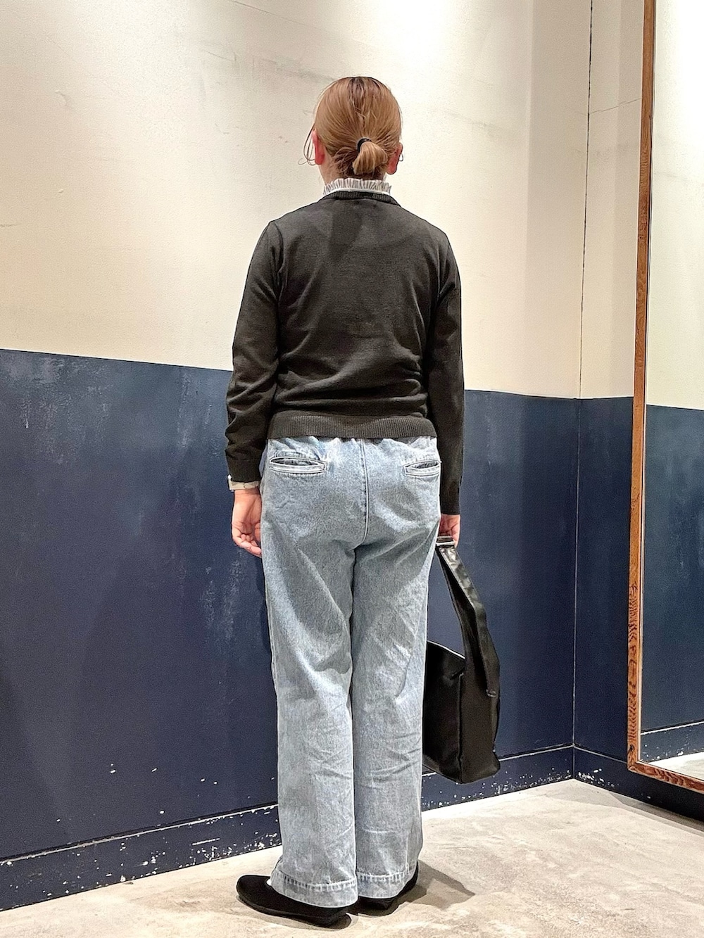 グレー系のカーディガン/ボレロ、ブラック系のパンプス、ブルー系のデニムパンツを着用したレディースの春コーディネートの3枚目の写真