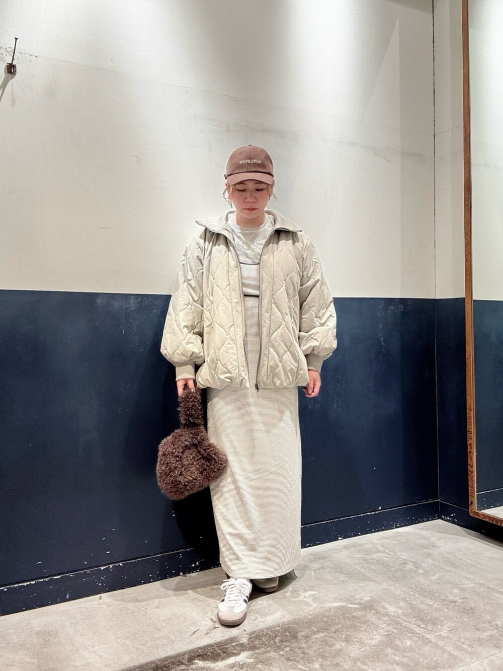 ブラック系のショルダーバッグ、グレー系のその他パンツ、ブラック系のブルゾンを着用したレディースの冬コーディネートの4枚目の写真