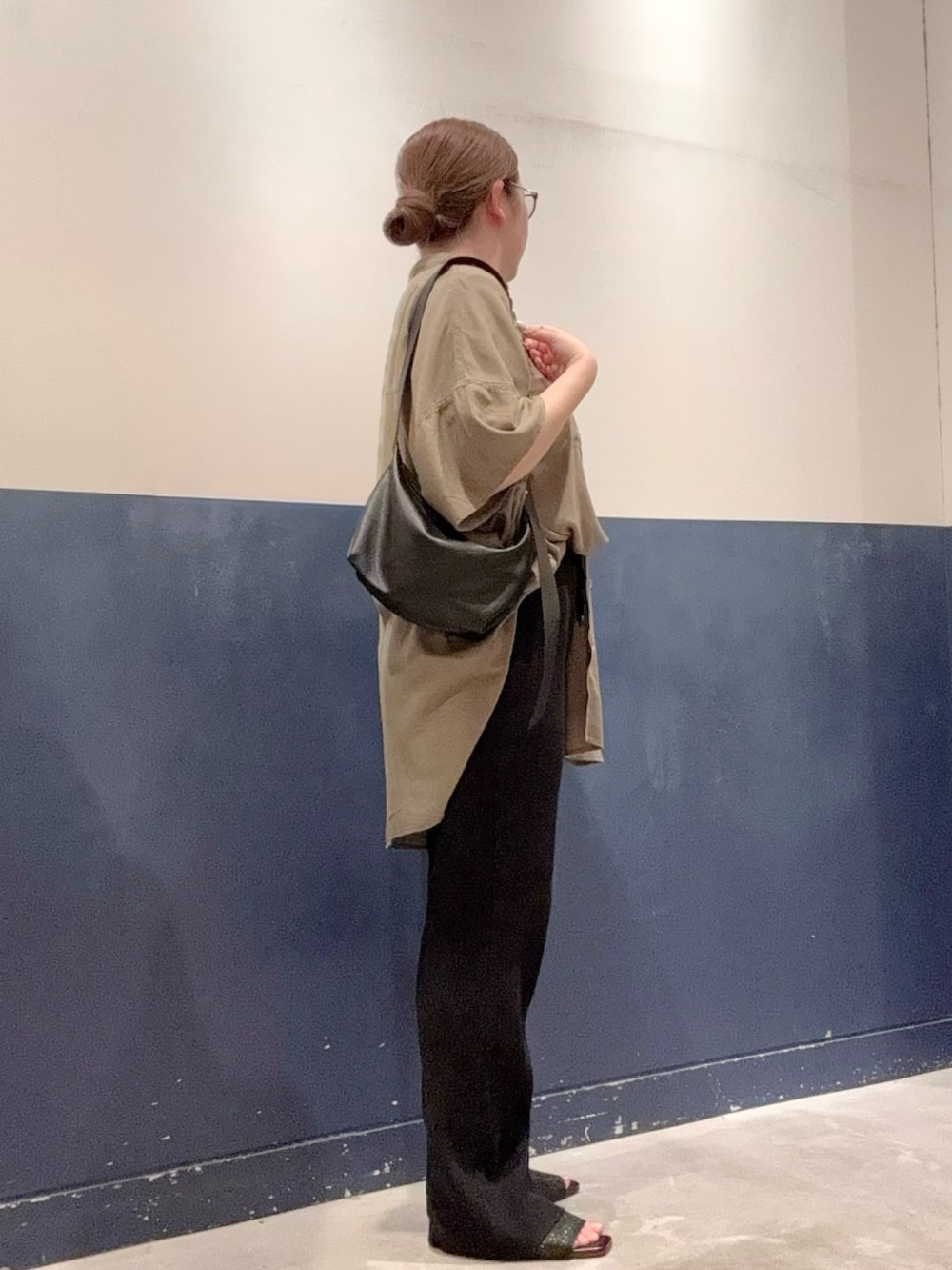 グリーン系のシャツ/ブラウス、ブラック系のショルダーバッグ、ブラック系のその他パンツを着用したレディースの夏コーディネートの2枚目の写真