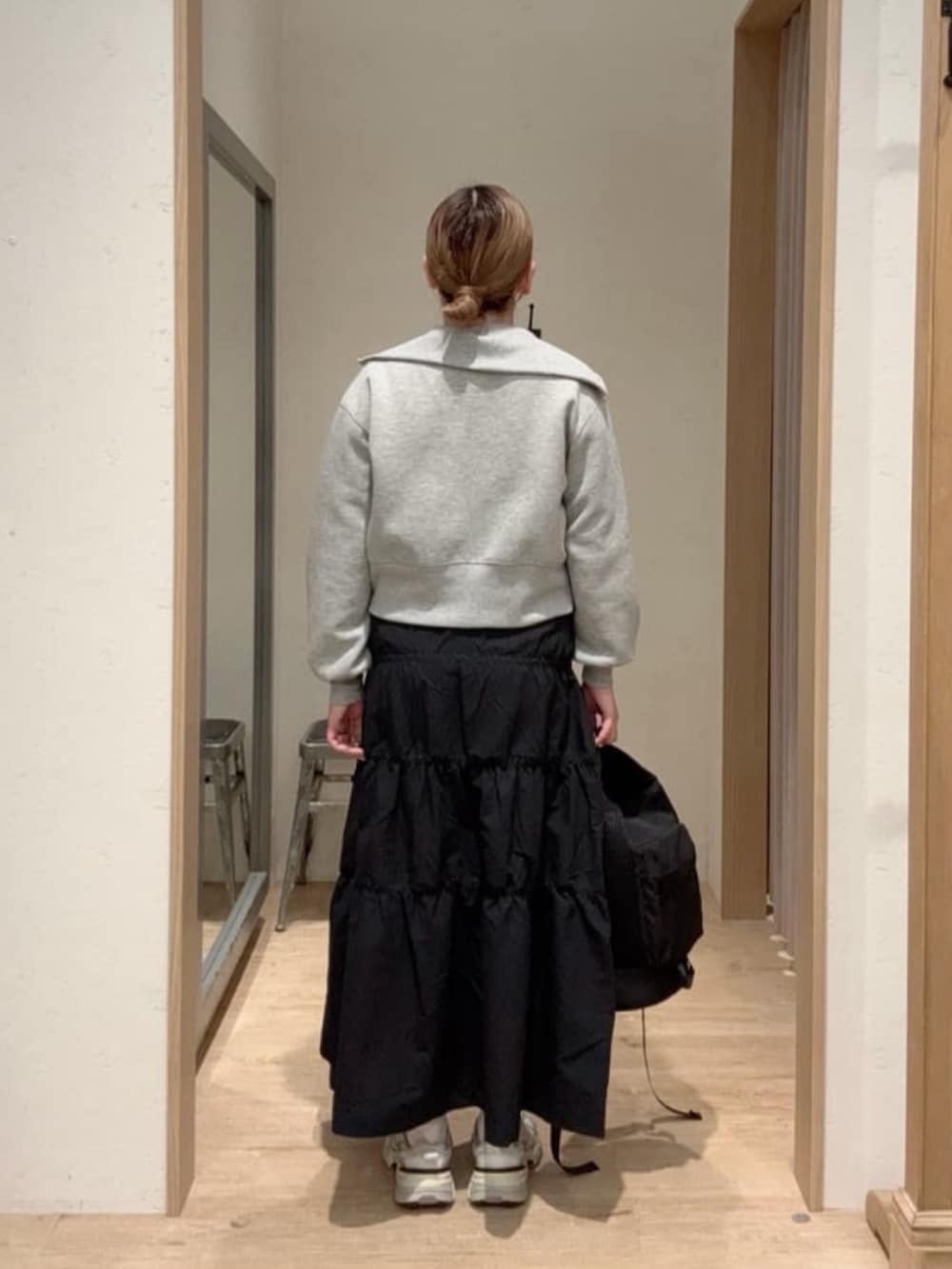 ホワイト系のTシャツ/カットソー、グレー系のTシャツ/カットソー、ブラック系のバックパック/リュックを着用したレディースの春コーディネートの3枚目の写真