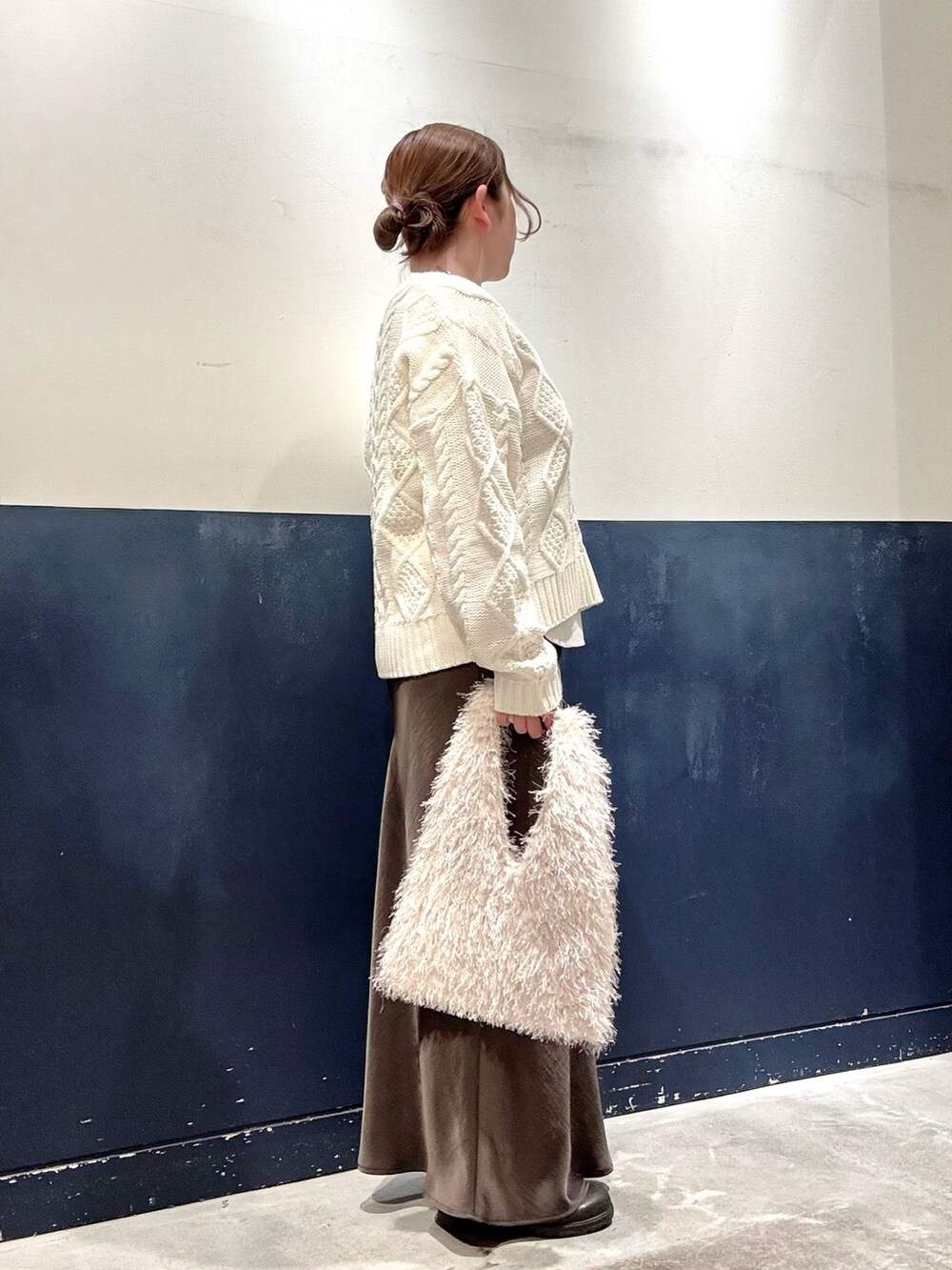 ホワイト系のトートバッグ、ホワイト系のニット/セーター、ホワイト系のTシャツ/カットソーを着用したレディースの秋コーディネートの2枚目の写真