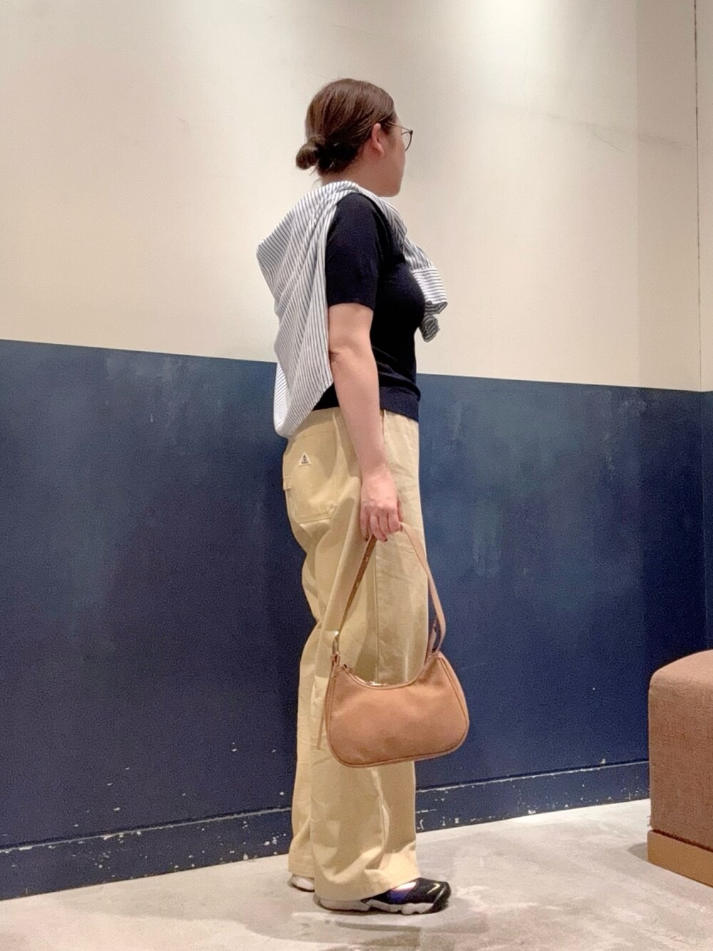 ブルー系のシャツ/ブラウス、ブルー系のニット/セーター、ブラウン系のトートバッグを着用したレディースの夏コーディネートの2枚目の写真